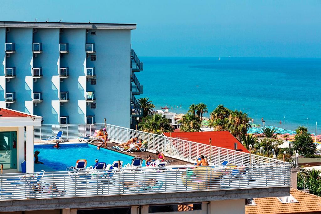 Medi Garden Hotel&Residence Алба Адриатика Екстериор снимка